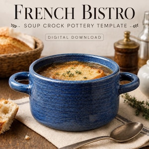 Puede incluir: Un cuenco de cerámica azul para sopa con dos asas laterales, lleno de sopa de cebolla con un picatoste. El texto dice FRENCH BISTRO SOUP CROCK POTTERY TEMPLATE DIGITAL DOWNLOAD. El cuenco tiene un acabado texturizado sobre una servilleta.