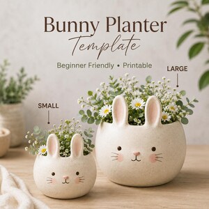 Puede incluir: Dos maceteros de cerámica color hueso con motas, forma de conejo, orejas y nariz rosa, en tamaños pequeño y grande. El texto dice Bunny Planter Template, Beginner Friendly, Printable, SMALL y LARGE. Contienen flores blancas.