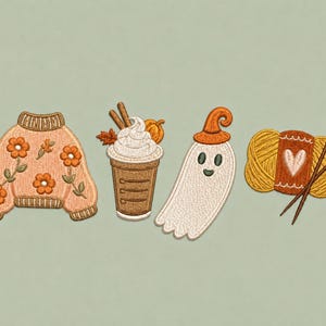 Pode incluir: Um conjunto de quatro emblemas bordados com um suéter cor de pêssego com flores laranja, uma bebida de café castanha com chantilly e paus de canela, um fantasma branco com um chapéu laranja e um novelo de lã amarela com agulhas de tricot.
