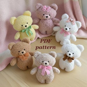 以下が含まれることがあります： 黄色、ピンク、白、茶色など、パステルカラーの6つの手作りのテディベア。 各クマにはリボンとふわふわの質感があります。 画像には「PDF pattern」というテキストが含まれています。