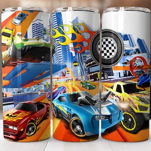 Peut inclure: Trois gobelets isothermes blancs avec un design de voiture de course vibrant. Le design présente diverses voitures de course, des flammes et un arrière-plan de paysage urbain. Les gobelets sont cylindriques et ont un bord argenté.