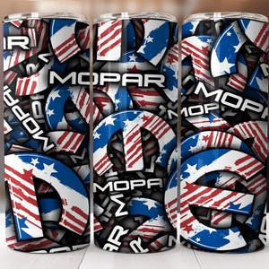 Könnte beinhalten: Drei Edelstahlbecher mit patriotischem Design. Das Design zeigt das Wort "MOPAR" in Weiß, überlagert mit einem Muster aus rot-weißen Streifen und blauen Sternen, das an die amerikanische Flagge erinnert.