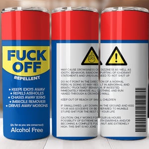 Puede incluir: Un conjunto de tres vasos cilíndricos con tapa roja y base azul, etiquetados como "FUCK OFF REPELLENT". La etiqueta incluye advertencias e instrucciones humorísticas. Los vasos son sin alcohol.