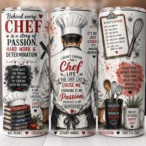 Può includere: Un bicchiere cilindrico con uno chef in uniforme e cappello bianchi, circondato da grafiche culinarie come libri, una frusta e una cartellina. Il design include testi in rosso e nero come Behind every CHEF is a story of PASSION.