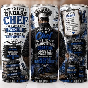 Pode incluir: Um copo cilíndrico com um design gráfico de um chef usando chapéu, rodeado por textos incluindo "Behind every badass chef is a story of passion", "A chef's promise" e várias ilustrações culinárias como livros e utensílios de cozinha.