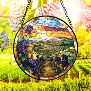 Solfångare i målat glas i vingård – Solnedgång över druvfält – Konst på vingården – Landskapsfönsterdekor – Rund hängande panel i målat glas