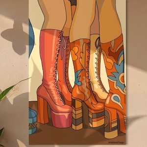Puede incluir: Ilustración de cuatro pares de botas de plataforma en tonos naranja, rojo y beige. Las botas tienen varios diseños, incluyendo cordones y patrones decorativos. Las botas están sobre una superficie marrón. La firma del artista, WobbleInkDesign, está en la esquina inferior derecha.