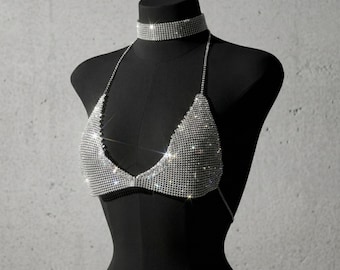 Top a triangolo con scollo all'americana e inserti in rete con strass argentati, spalline a catena regolabili, schiena scoperta, scintillante, perfetto per feste, festival e look da spiaggia.