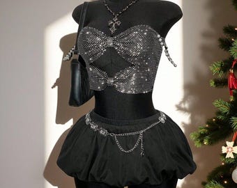 Top a fascia corto nero con inserti in rete e strass, impreziosito da catene di perle, scintillante e sexy, perfetto per feste, discoteche, festival e serate fuori.