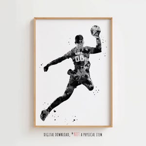 Könnte beinhalten: Schwarz-Weiß-Aquarelldruck eines Basketballspielers im Sprung, der den Ball über seinem Kopf hält. Das Trikot des Spielers hat die Nummer 08 und das Wort "NAME". Der Druck ist in einem hellbraunen Holzrahmen gerahmt. Der Text "DIGITAL DOWNLOAD. *NOT A PHYSICAL ITEM" steht unten.