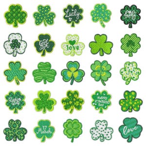 Puede incluir: Una colección de parches de tréboles verdes en varios diseños. Algunos parches presentan textos como "Lucky", "Good Luck", "Love" y "Happy St. Patrick's Day". Los parches son en tonos verdes, con detalles bordados.
