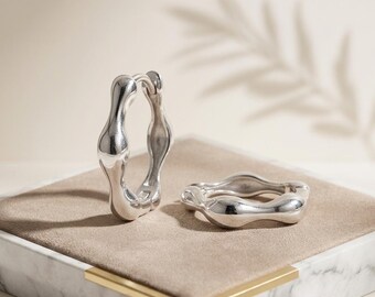 Pendientes de aro Huggie de plata de ley con textura orgánica granulada, diseño escultural minimalista, regalo para mujer.