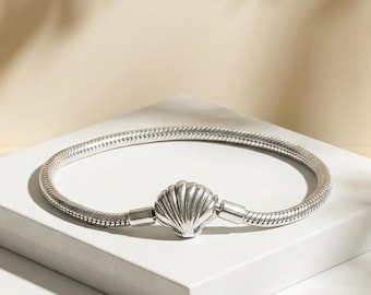 Pulsera de conchas marinas con colgante de concha blanca