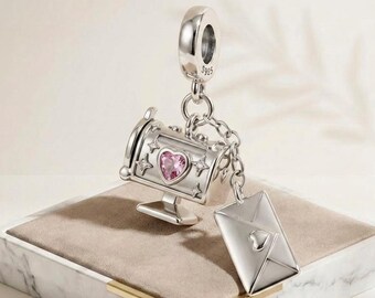 Charm de buzón y sobre de plata de ley 925 con corazón rosa