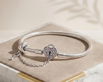 Pulsera con dije de candado en forma de corazón y circonitas cúbicas rosas brillantes