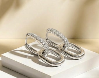 Pendientes de aro con cadena de circonitas pavé, diseño ovalado enlazado en plata de ley.