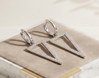 Pendientes de aro con forma de triángulo en plata de ley, pavé completo de CZ 925.