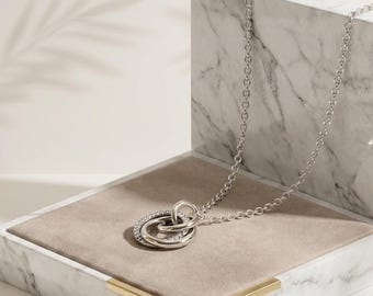 Collar con colgante "Familia siempre rodeada", cadena con monograma de corona O de 60 cm de largo.