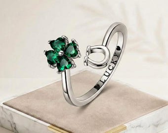 Anillo de la buena suerte grabado con banda abierta ajustable.