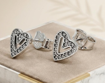 Pendientes de corazón de plata, pendientes de corazón pequeños asequibles, regalo para ella.
