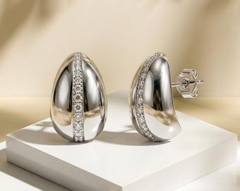 Pendientes de plata 925 lisos con forma de frijol y circonitas cúbicas engastadas.