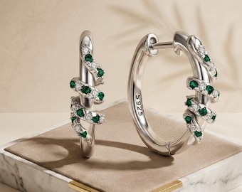 Pendientes de aro retorcidos de plata de ley con esmeralda verde y circonita cúbica.