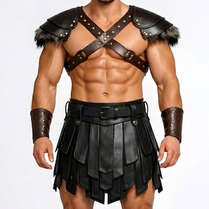 Peut inclure: Un costume de gladiateur avec une jupe en cuir noir, une armure d'épaule en cuir marron avec garniture en fourrure et des manchettes assorties. Le costume comprend des sangles en cuir marron sur la poitrine, fixées par des rivets dorés.