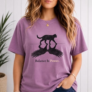 Maglietta Balance Is Power Comfort Colors, maglietta con grafica di gatto nero, maglietta minimalista per amanti dei gatti, maglietta vintage unisex estetica