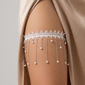 Vit spets pärl lårhållare, brudbenssmycken med silverkedjor, bröllopshållare, pärldropps spetshållare, boho brudtillbehör