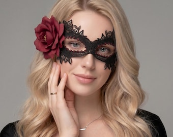 Svart spetsmask med röd blomma | Elegant halvmask för fest