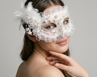 Maschera di Carnevale in pizzo bianco / Maschera per gli occhi da festa con piume / Accessorio per costume da sposa / Elegante maschera di Carnevale per donna