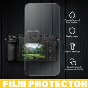 Pode incluir: Um protetor de tela de filme transparente é colocado sobre uma câmera digital preta, com uma cena de floresta exibida na tela. O texto do lado direito destaca os recursos: à prova de impressões digitais, inquebrável, resistente a impactos e toque suave.