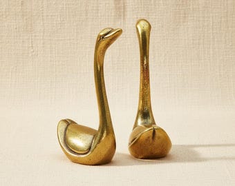 Statuetta vintage di cigno in ottone, scultura di animale dorata, perfetta da posizionare su un tavolino da caffè. Un piccolo regalo ideale per lei o per sua madre.