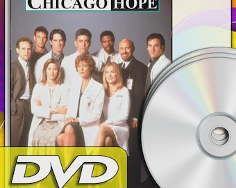 Peut inclure: Coffret DVD de la série télévisée "Chicago Hope". La couverture présente un groupe d'acteurs en tenue médicale, avec le titre de l'émission dans un encadré turquoise. Plusieurs DVD argentés sont empilés à droite, avec un logo "DVD" jaune en bas.
