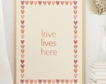Love Lives Here Poster - Minimalistische hartposter | Liefdesmuurdecoratie | Modern cadeau voor in huis | Woonkamer |