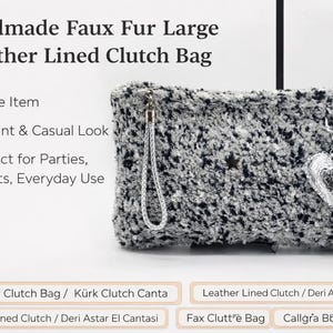 Pode incluir: Uma bolsa clutch de pele sintética feita à mão com forro de couro. A bolsa é principalmente cinza com manchas pretas e apresenta um pingente prateado em forma de coração. Possui uma alça de pulso.