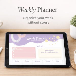 Puede incluir: Una tableta muestra un planificador semanal digital, con el texto "Weekly Planner" y "Organiza tu semana sin estrés". El planificador incluye secciones para prioridades y enfoque semanal, con los días de la semana. Un lápiz óptico blanco, café y una planta también son visibles.