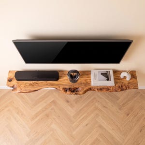 Flytande TV-mantel | Under TV-hylla | Extra lång trähylla | Minimalistisk vardagsrumsinredning | Live Edge-displayhylla