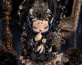 Figura de elfo de cristal gótico oscuro inspirada en Skullpanda: figura coleccionable de guardián de fantasía negra con detalles de gemas y metal.