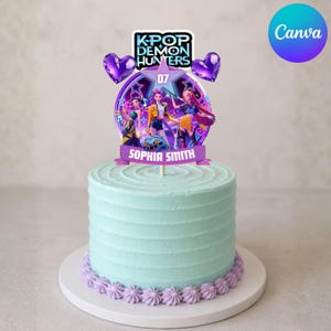 Könnte beinhalten: Ein hellblau glasierter Kuchen mit einem lila-weißen Zierrand. Der Kuchen ist mit einem K-Pop Demon Hunters Tortenaufsatz mit dem Namen "Sophia Smith" gekrönt. Der Tortenaufsatz zeigt ein Sterndesign mit drei Zeichentrickfiguren.