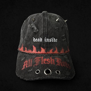 Può includere: Cappellino da baseball nero slavato con le scritte "dead inside" e "All Flesh Rots" in bianco e rosso. Presenta punte metalliche e un design a fiamma. Include tre occhielli metallici.
