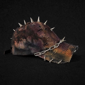 Handgjord specialtillverkad keps – Mörk/grunge-stil, unik, sliten keps med metalldetaljer