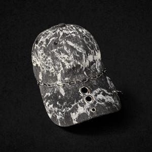 Cappellino personalizzato fatto a mano - Cappellino unico in stile dark/grunge con dettagli in metallo