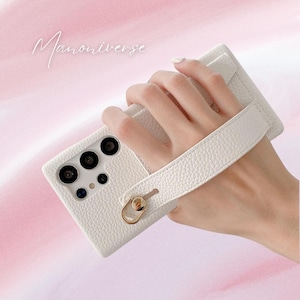 Puede incluir: Una taza de cerámica blanca con un asa negra y el texto "But First, Coffee" en negro, con una fuente de estilo manuscrito. La taza está sobre una superficie blanca.