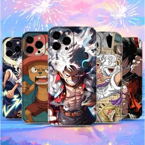 Puede incluir: Una colección de cinco fundas para teléfonos con diseños vibrantes de personajes de anime. Las fundas muestran varios personajes en poses dinámicas, con colores llamativos y obras de arte detalladas. El fondo incluye fuegos artificiales y un degradado púrpura y azul.