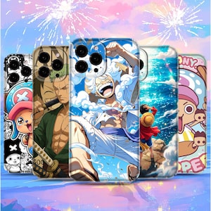 Puede incluir: Una colección de cinco fundas para teléfono con ilustraciones coloridas de estilo anime. Las fundas muestran varios personajes en poses dinámicas, con fondos vibrantes de fuegos artificiales y escenas oceánicas. Cada funda tiene un diseño diferente.
