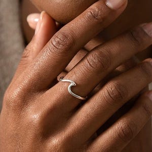 Abstract Curve Ring with Adjustable Open Band