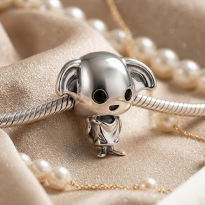 Charm de elfo plateado: figura de cuento de hadas con esmalte negro.