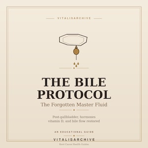 Op de afbeelding: Een beige educatieve gids getiteld The Bile Protocol: The Forgotten Master Fluid. Het bevat een bruine lijntekening van een galblaas, tekst over hormonen en vitamine D, en de merknaam Vitalisarchive aan de boven- en onderkant.
