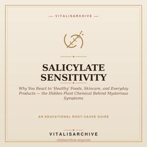 Op de afbeelding: Een vierkante educatieve gids getiteld Salicylate Sensitivity: Why You React to 'Healthy' Foods, Skincare, and Everyday Products — the Hidden Plant Chemical Behind Mysterious Symptoms. Het ontwerp heeft een beige achtergrond met donkere tekst.